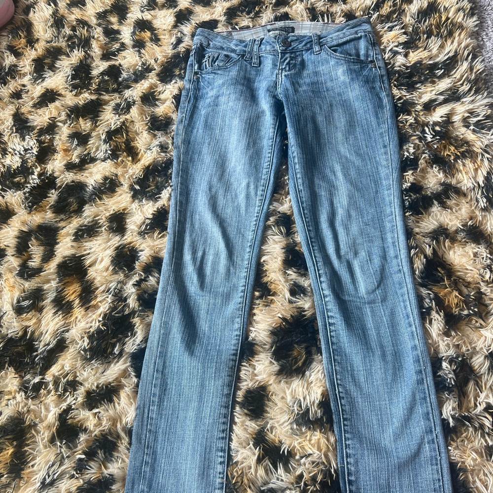 Cute 2000s jeans, thrifted but in good condition, one belt loop is detached.